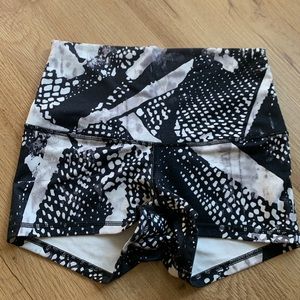 Lululemon shorts size 6